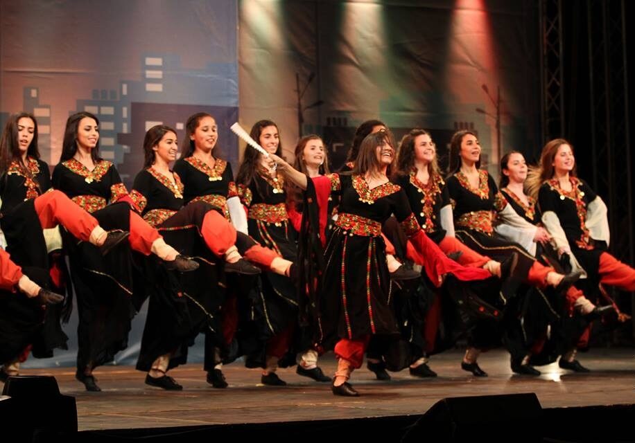 Palestinian_girls_dancing_traditional_Dabke